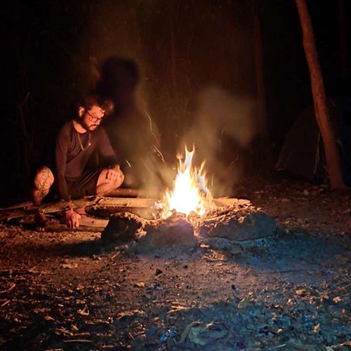 Participante remando em caiaque durante experiência em ambiente natural da Travessia REMA.