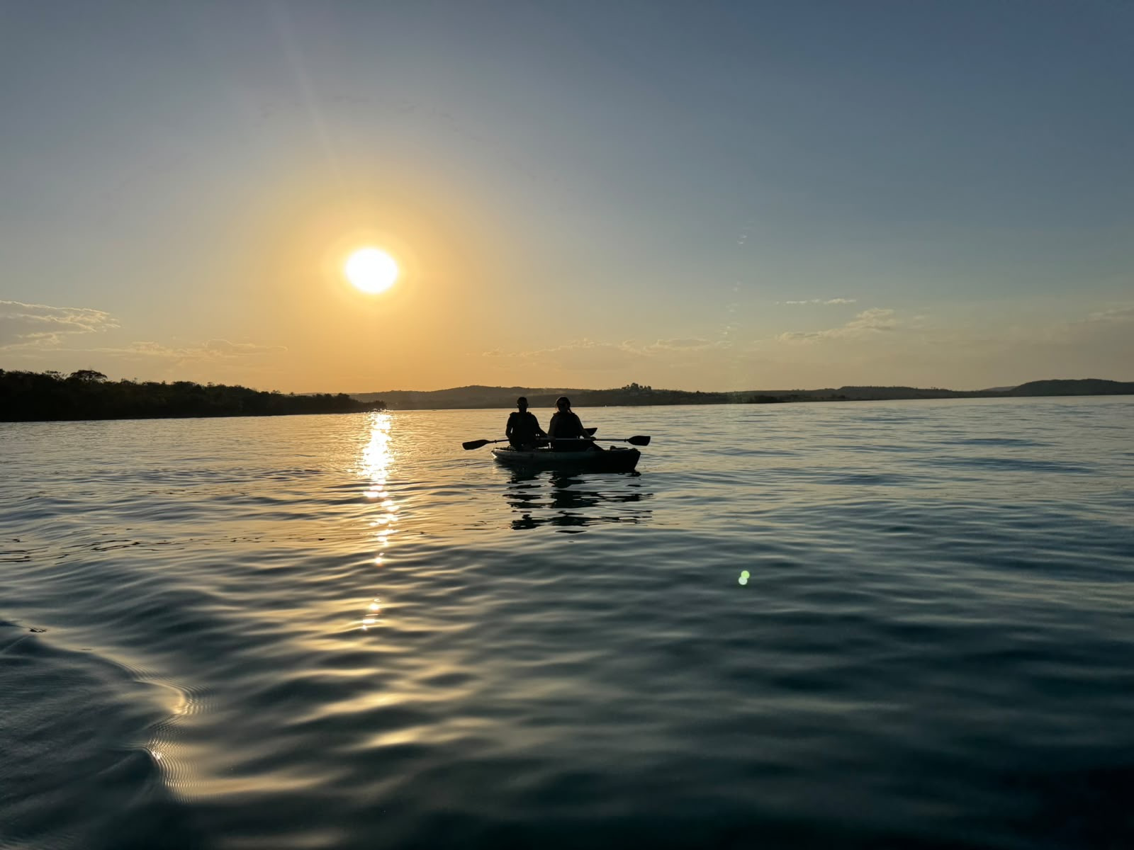Lago Corumbá IV ao pôr do sol, ambiente natural da Travessia REMA.